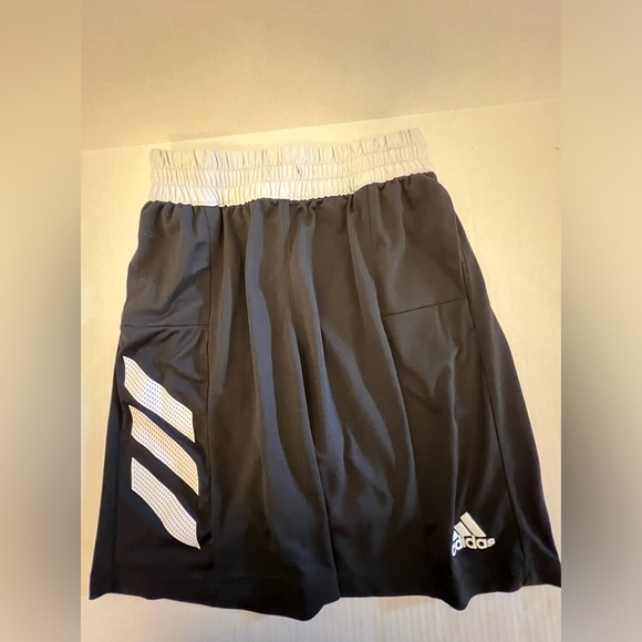 ADIDAS SIGNATURE SHORTS FOR BASKETBALL .         SIZE MEDIUM.   BLACK AND WHITE - Picture 1 of 7